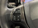 ステアリングスイッチ付きで、運転中に視線を前に向けたまま操作できます。