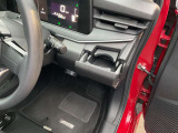 運転席側のドリンクホルダー。助手席にも、同様にドリンクホルダーが、ございます。