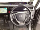 【ハンドル】運転にかかわる様々な操作を安全に行えるように視点移動が少なく、操作性に配慮されたスイッチ類が凝縮されたコックピット。