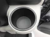 カップホルダーは運転席や助手席からちょうど手の届く位置です!!