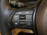 【ステアリングリモコン】ステアリングにオーディオ調節可能なスイッチが装備されていますので運転中でも視線をそらさずにオーディオの調節が可能です!