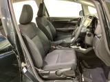 広い足元にゆったり座れるシートには肘掛けも装備しており長距離の運転でも疲れにくくなってます。女性でも運転がしやすいように、シートの高さ調整機能(シートリフター)がついています。