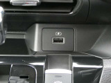 充電専用のUSB端子が付いています!ケーブルを繋いでスマホなどの機器を充電することが出来ます!出力の高い2.4Aなので少し充電速度も早くなりますね!!