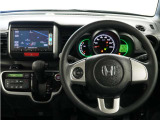 運転にかかわる様々な操作を安全に行えるように視点移動が少なく、操作性に配慮されたスイッチ類が凝縮されたコクピットです。