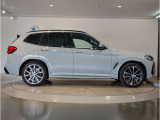 【BMWの伝統-3】BMWのお車は、&ldquo;駆け抜ける歓び&rdquo;を体現しております。走行の安定性とコーナリングの良さを追求し、思い通りにハンドルの操作可能です。