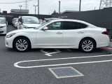 当店は照明・屋根付きスペースございますので雨天時も安心して現車確認が可能です。