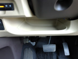運転席の下にもちょっとした小物を入れておけるトレイが付いています。