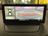 狭い場所での駐車やすれ違いなどでより的確な運転操作に役立つ360&deg;ビューモニターが装備されています。