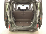 開口部も広く荷物の積み下ろしもしやすいお車となっております。シートの背もたれは5:5の割合で背もたれを可倒でき、前後のシートスライドもできるので荷室をひろげることができます。