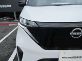 LEDヘッドランプ:ハロゲンランプの約2倍の光量でより明るく遠くを照らし、夜間走行時の視認性を高めます。