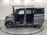 【まるごとクリーニング】シートを取り外し、車内を徹底洗浄。隅々まで丁寧に仕上げています。