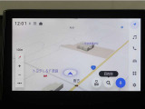 ナビ付きで、遠出や初めての道も安心。道に迷う心配が少なく、同乗者との会話や運転に集中出来ます。ご家族でのお出かけにも心強いポイントです。