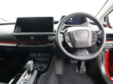 シックな色使いの運転席周りです!すっきりとしたデザインで上品な色使いです。居心地の良い運転席、長く座ってられるリラックスできるデザインがいいですね♪