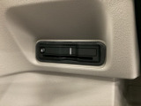 ハンドルの左下にETCがついています。高速道路の料金所の通過も楽々です。 カードの取り出しもしやすい場所についています。