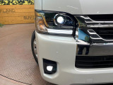 【LEDヘッドライト】悪天候や夜間走行時も良好な視界を確保し安心して運転できる高輝度LEDヘッドライトを装備!点灯速度が早く、消費電力も抑えられています。