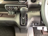 足元スッキリ、インパネシフトです。パーキングブレーキはフットブレーキタイプなので、運転席と助手席の間がスッキリしています。
