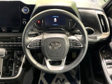 インテリアに合わせたデザインのステアリングは、運転される方のことも考え、運転しやすい形状、大きさです。是非一度、実際に触ってお確かめください。