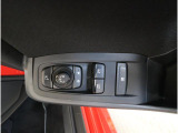 運転席には、ドアミラーの開閉および角度調整、集中ドアロック機能、さらには全ウィンドーの開閉操作を可能にするスイッチが一つに集約。運転中でもスムーズかつ効率的に操作でき、安全性と快適性に役立っています。