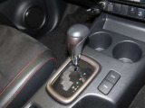 誤操作の少ないゲート式シフトレバーを装備しております。
