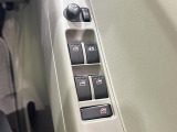 【電動格納ミラー】サイドミラーは電動格納式となっており、狭い駐車場でもキズがつくリスクを抑えられます。