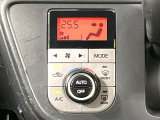 【オートエアコン】一度お好みの温度に設定すれば、車内の温度を検知し風量や温度を自動で調整。暑い&hellip;寒い&hellip;と何度もスイッチ操作をする必要はありません。快適な車内空間には必須の機能ですね♪