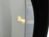 ブラインドスポットモニター装備。隣車線を走る車両を検知。ドアミラーでは確認しにくい後方、側方エリアに存在する車両や急接近してくる車両も検知しドアミラーに搭載されたLEDインジケーターが点灯します。
