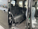 車内クリーニングと外装の磨きをしてあります。後席フロア部は段差が無いので足元の窮屈さを感じません。