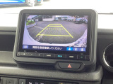 後退時に車両の後ろ側をモニター画面に表示します。車庫入れが苦手な人もこれで安心♪