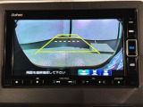 リバースギアに入れるだけで後方の表示へ切り替わります。夜間や雨の日の駐車も楽になりますよ。