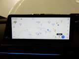 【ディスプレイオーディオ】・・・大型ディスプレイに各種オーディオ機能(AM/FMチューナー、Bluetooth対応)とスマートフォン連携機能を搭載。