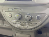 【オートエアコン】一度お好みの温度に設定すれば、車内の温度を検知し風量や温度を自動で調整。暑い&hellip;寒い&hellip;と何度もスイッチ操作をする必要はありません。快適な車内空間には必須の機能ですね♪