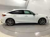 高効率なエンジンをモーターがアシストして走行中の燃費消費を抑えるハイブリッド。停車中もアイドリングストップにより燃費消費と排出ガスをなくします。