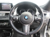 ステアリングスイッチにてオーディオやハンズフリー電話など操作が可能です。目線を動かさず操作可能です。