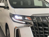 LEDヘッドライトです。デザイン性がよくとても明るいので、夜間の走行や悪天候でも安心です。しかも長寿命!