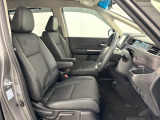 乗降がしやすい運転席。高さが調節できて小柄な方でも運転しやすいポジションをとることができます。