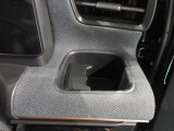 運転席側ドリンクホルダー付いています。