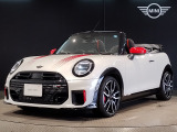 MINIのフロントグリルのデザインはイギリスで生まれた当初から、シルバーのサイドバーが折り重なった伝統的なデザインで御座います。その伝統はBMWのお車になってからでも少しずつ形を変えて守られております