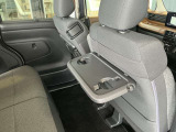 運転席と助手席のあいだにドリンクホルダー兼物入があります!