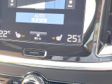 【2ゾーンエアコンディショナー】運転席と助手席でそれぞれお好みの温度に設定可能。同乗者にも配慮した、最適な車内空間をお届け致します。
