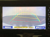 【バックガイドモニター】後方の映像をナビ画面に表示するだけでなく、ステアリング操作に連動して動くガイド線も同時に表示!予想進路の確認をしながら後退できるので便利です!