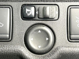 【電動格納ミラー】サイドミラーは電動格納式となっており、狭い駐車場でもキズがつくリスクを抑えられます。