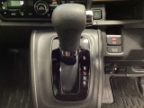 CVT車のセレクトレバーです。低速から高速まで、変速ショックのないスムーズな走りと、エンジン効率のよい領域を維持して燃費にも貢献します。サイドブレーキはスイッチ操作の電子制御パーキングブレーキです。