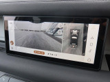 【3Dサラウンドカメラ】周囲の安全確認をアシストする機能です。3D車外ビュー、360&deg;オーバーヘッドビューを 利用して、狭いスペースでも安心、スムーズに運転操作ができます。