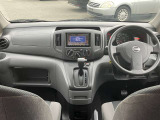 すっきりした運転席周りにはナビやエアコンの操作パネルを設置しておりますので、お一人での運転でもご安心できます。