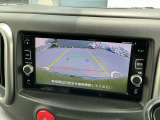 バックビューモニターです。後退時、後方をモニターで直接見ることができます。また高感度カメラですので僅かな光でもくっきりと見ることができるので夜でも安心して駐車出来ます。