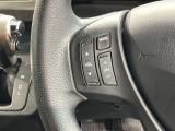 ステアリングにオーディオ操作スイッチが付いています。オーディオ画面に直接タッチしなくても操作が出来ますので、運転に集中できます。