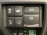 ハンドルの右側にHondaセンシング用のメインスイッチとパワーテールゲートスイッチがついています。パワーテールゲートスイッチは車内からでもテールゲートの開け閉めを電動でできます。