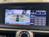 ディスプレイに後方の視界を表示し、車庫入れをサポート「距離目安線」「車幅延長線」およびステアリング操作に連動する「予想進路線」を画面に表示します。※必ず車両周辺の安全を直接確認してください。