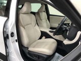 乗員を包み込むような造形と圧迫感を感じにくい水平な見晴らしで運転に集中できる空間の運転席!リフトアップしたことで、ヒップポイントが高くなり、乗降車もしやすくなっています!