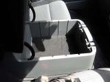 運転席 助手席の間に収納ございます!